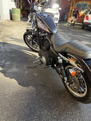 HARLEY-DAVIDSON SPORTSTER XL 883 R 